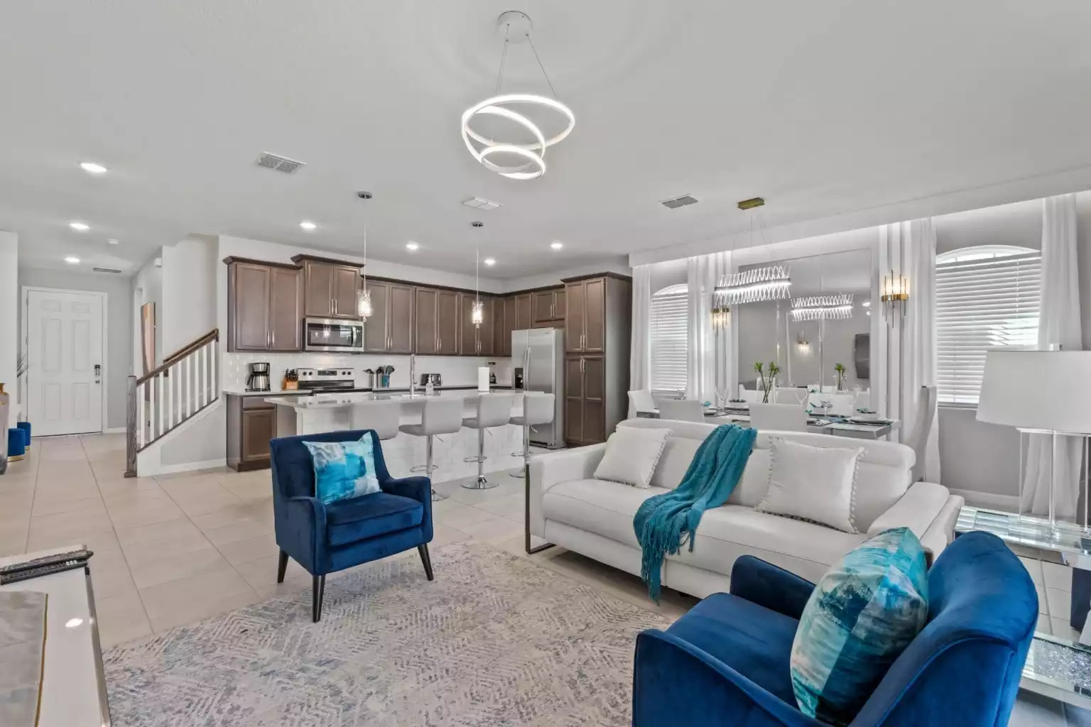 Colorful professionally decorated living room with rug and white leather couch. Colorful professionally decorated living room with rug and white leather couch. - Luxury Vacation Home Minutes From Disney World - Kissimmee