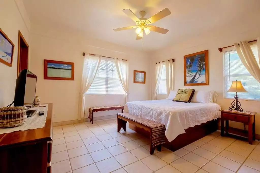 Master bedroom with queen bed & en suite bath Master bedroom with queen bed & en suite bath - B2, Sunset Beach Resort, San Pedro - San Pedro