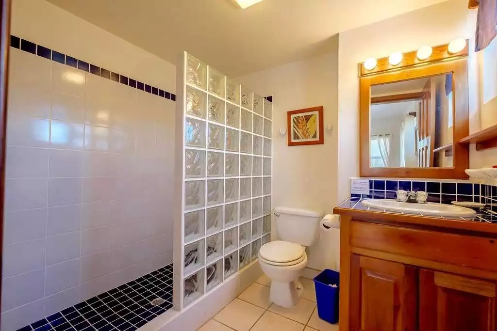 Master en suite bath Master en suite bath - B2, Sunset Beach Resort, San Pedro - San Pedro
