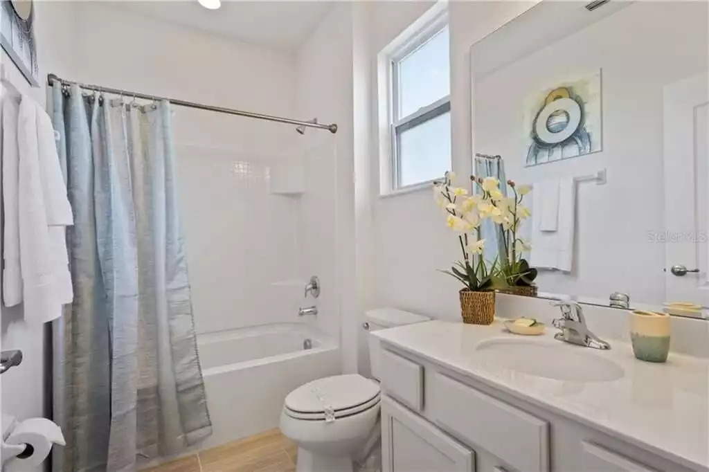 "Aqua" room has a full attached bathroom "Aqua" room has a full attached bathroom - Splendid Solterra - Davenport