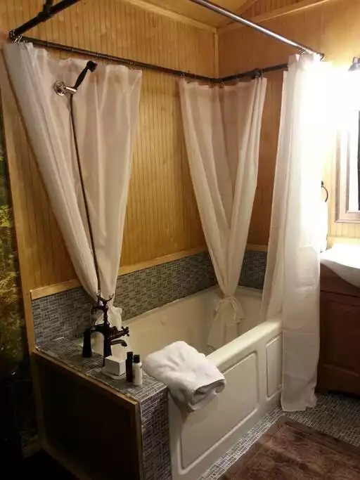 Jetted Jacuzzi Tub. Jetted Jacuzzi Tub. - Lovely Cottage with Smoky Mtn views & Bkfast!! - Pigeon Forge