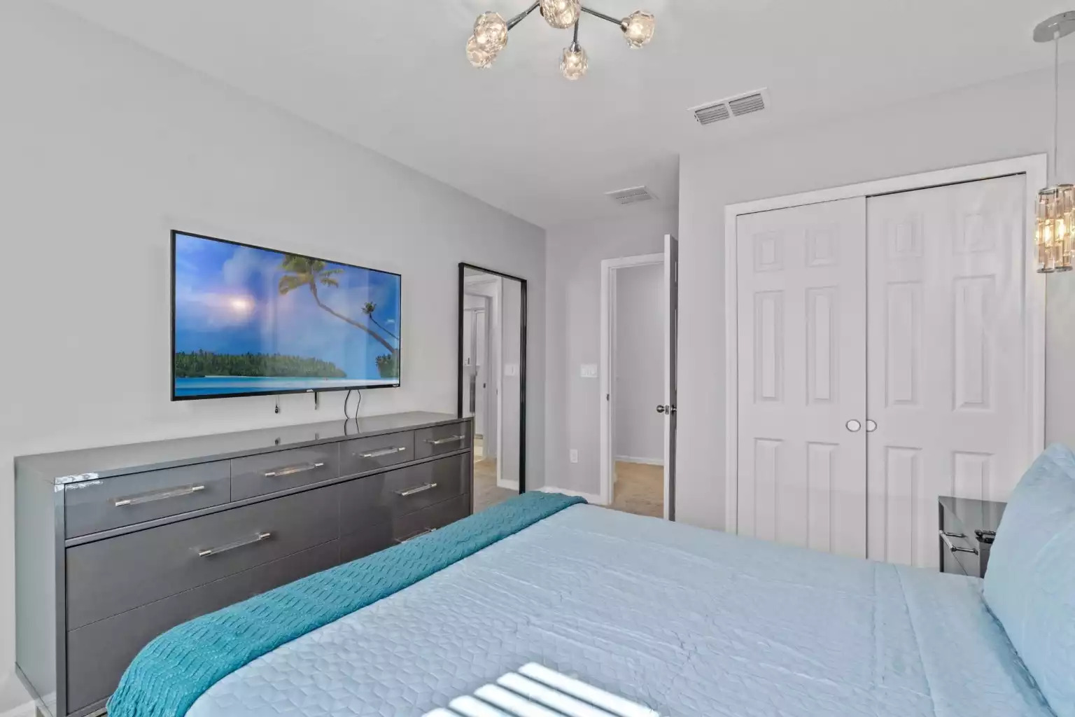 Bedroom with queen bed, smart tv, large closet and dresser. Bedroom with queen bed, smart tv, large closet and dresser. - Luxury Vacation Home Minutes From Disney World - Kissimmee