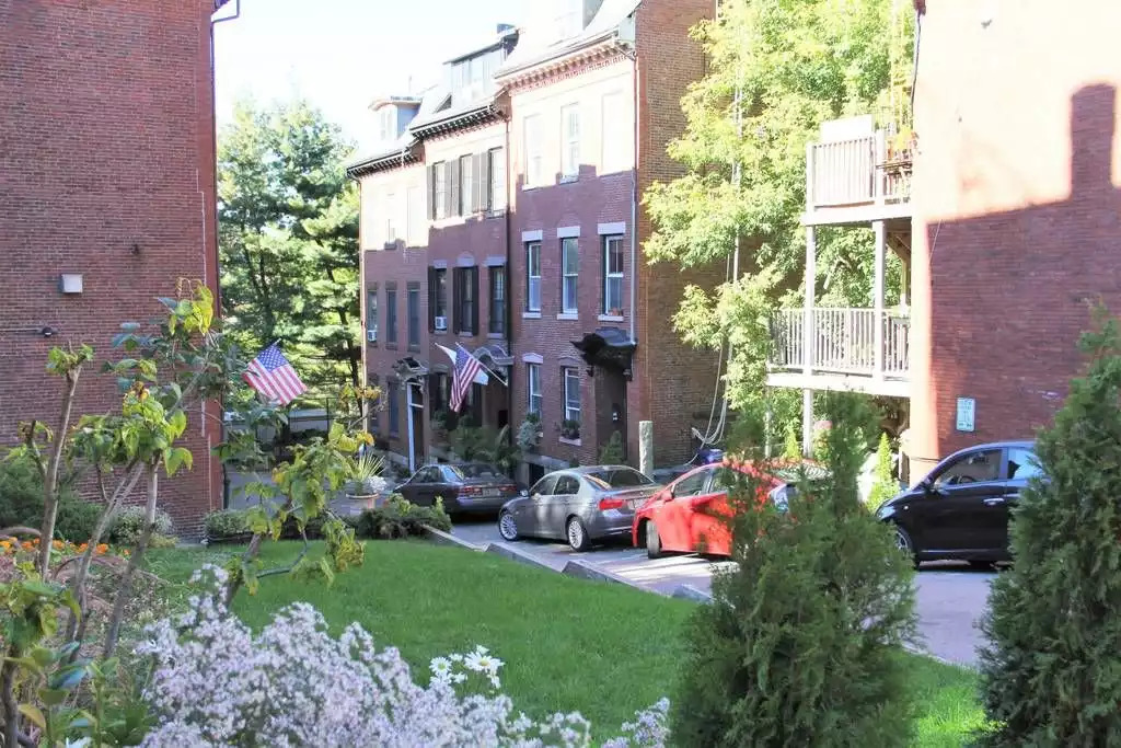 Private Way Garden adjacent to Apartment Private Way Garden adjacent to Apartment - *Penthouse Duplex* Close to center - Boston