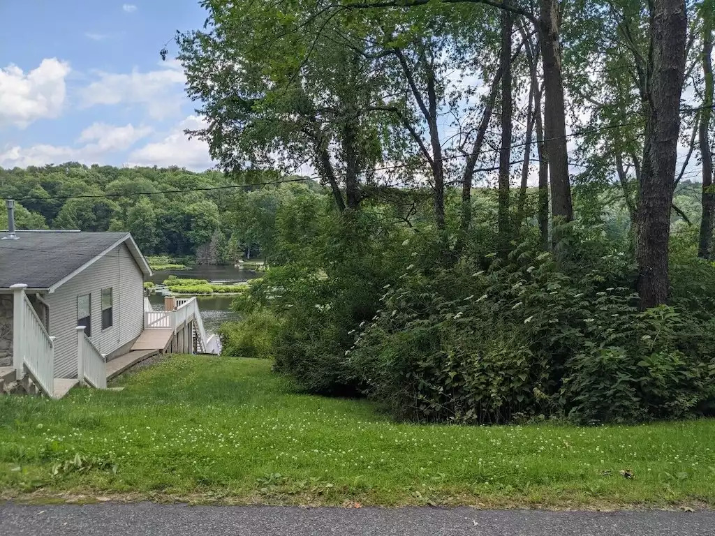 Extra off street parking space to the right side of our home. Extra off street parking space to the right side of our home. - Legacy Lake House - Kingsley