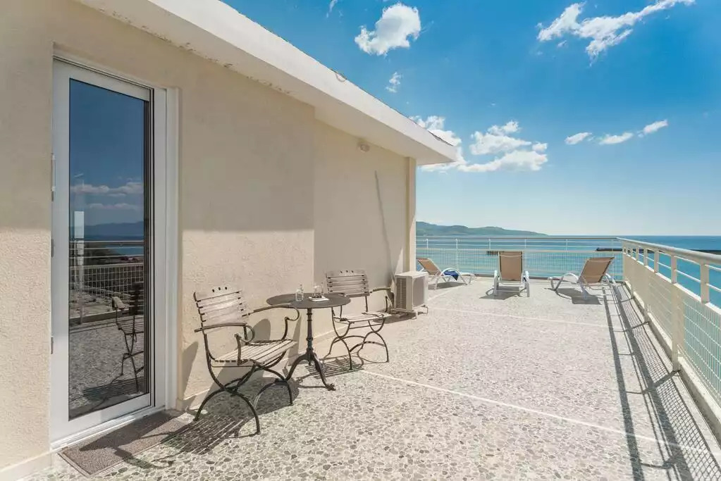 The west part of your huge private terrace, ideal for a tet-a-tet or just a 'do nothing' moment of your stay here The west part of your huge private terrace, ideal for a tet-a-tet or just a 'do nothing' moment of your stay here - Seafront Penthouse / LEO - Kalamata