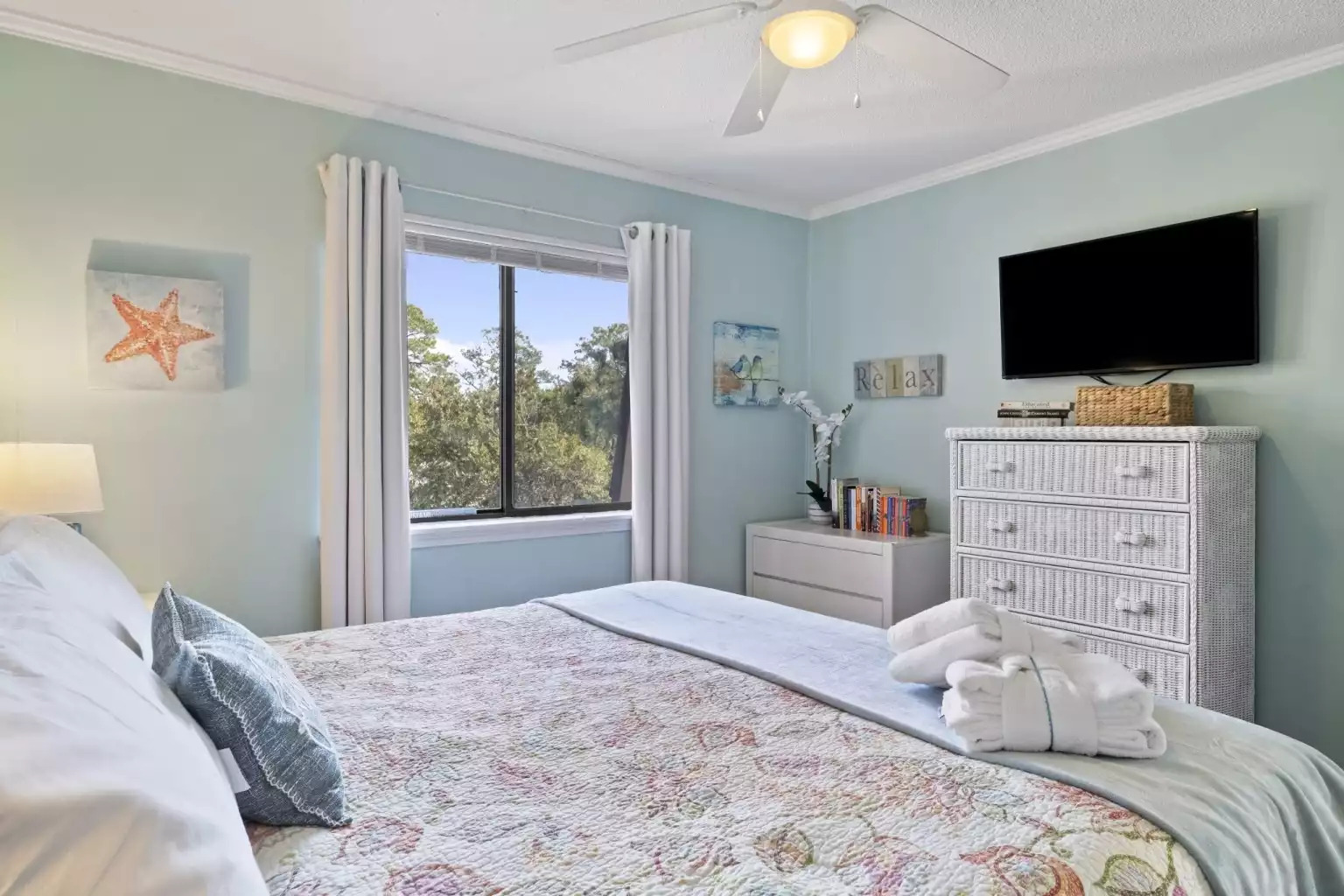 Unpack your bags in the 2 chest of drawers in the master bedroom. Enjoy some quiet time catching up on your favorite shows on the 40" TV with cable, and Chromecast. Unpack your bags in the 2 chest of drawers in the master bedroom. Enjoy some quiet time catching up on your favorite shows on the 40" TV with cable, and Chromecast. - HHI TIDE 21, Family Vacation Rental, HHB&T Resort - Hilton Head Island