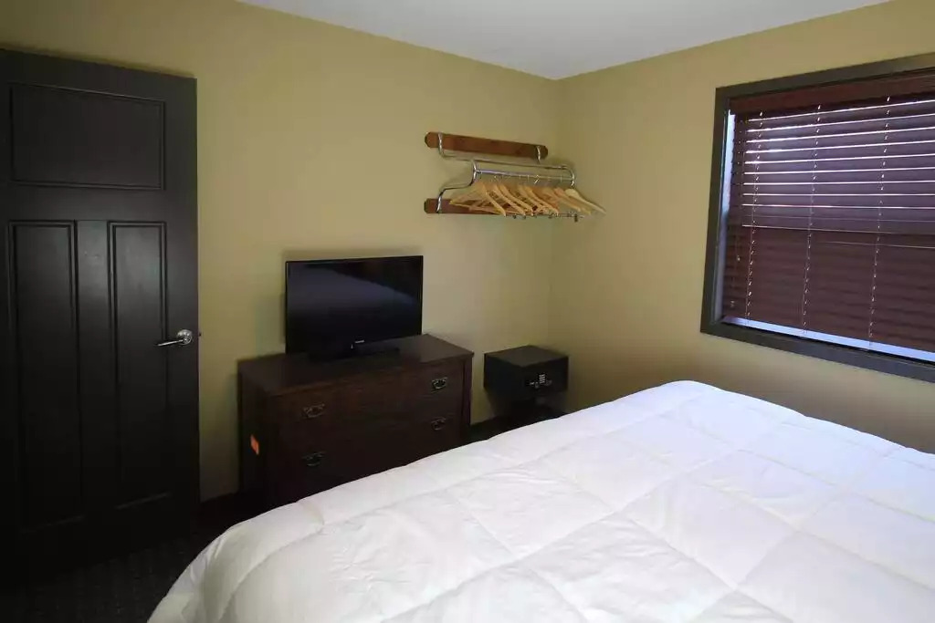 Master bedroom contains king bed, wood blinds, carpeted floors, plenty of storage and privacy. You will sleep well after a long day of fun and play, either at the resort or in the Dells. Master bedroom contains king bed, wood blinds, carpeted floors, plenty of storage and privacy. You will sleep well after a long day of fun and play, either at the resort or in the Dells. - Entire Cottage 1 Wisc Dells 2 Bed 1 Bath Sleeps 6 - Wisconsin Dells