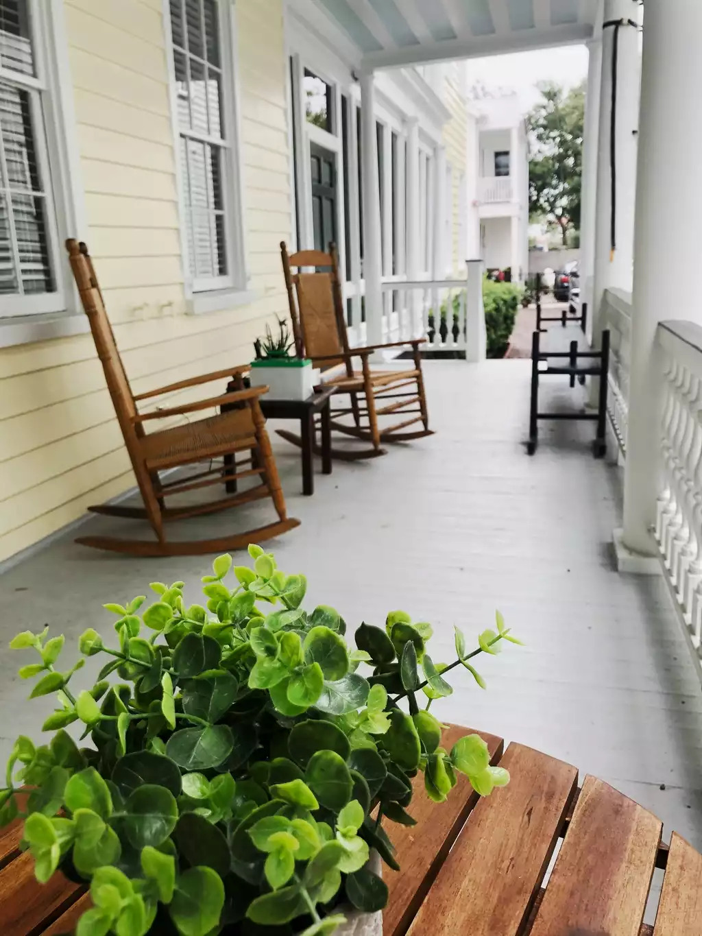 Sitting Porch with rocking chairs Sitting Porch with rocking chairs - Ashley House - Charleston