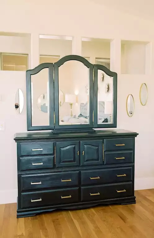 Large Dresser & Mirror with brass details. Plenty of space for your clothing. Large Dresser & Mirror with brass details. Plenty of space for your clothing. - Stay Suite -Vineyard Retreat - Paso Robles