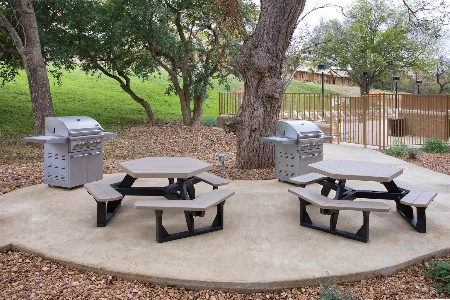 Picnic & Grill Area Picnic & Grill Area - New Braunfels Resort 2bdr Deluxe - New Braunfels
