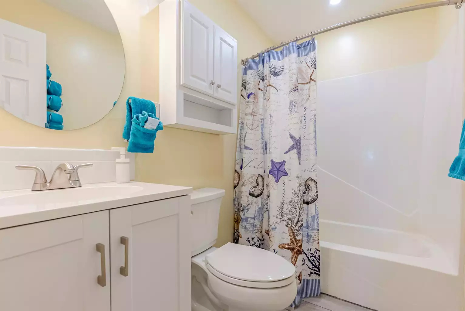 Guest bath near both guest rooms. Guest bath near both guest rooms. - Deb's Grand Lagoon 3 BR Home - Panama City Beach