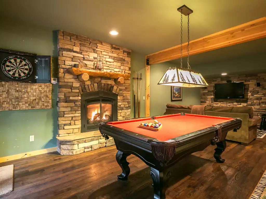 Play pool or darts by the gas fireplace Play pool or darts by the gas fireplace - Gold Creek Cabin - Volcano