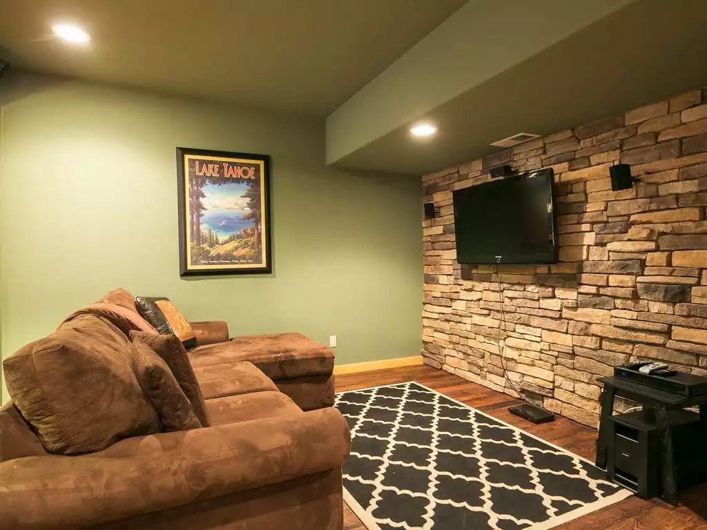 Home theater with HDTV and 150+ DVD library Home theater with HDTV and 150+ DVD library - Gold Creek Cabin - Volcano