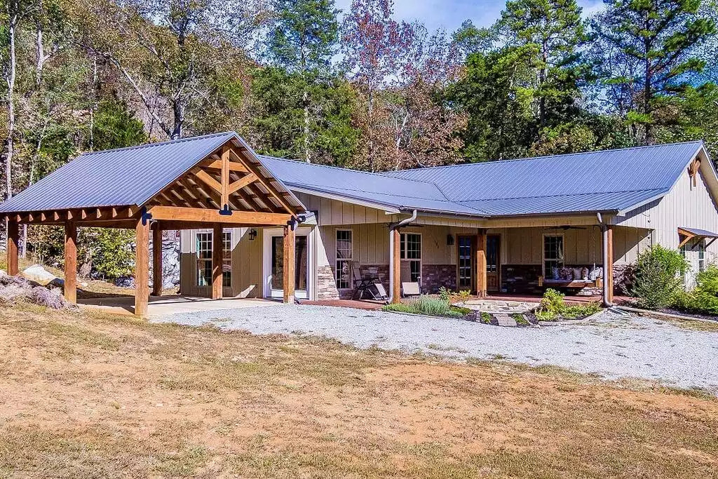 Loads of parking. Loads of parking. - Fox View Cottage - Rising Fawn