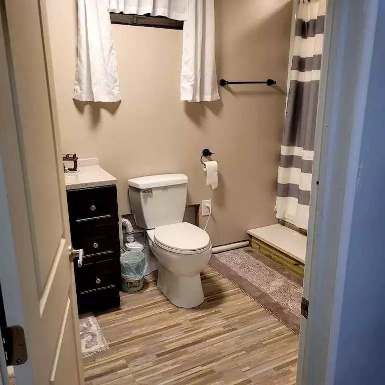 Our second bathroom is looking great! Only have a few more updating steps. Our second bathroom is looking great! Only have a few more updating steps. - Legacy Lake House - Kingsley
