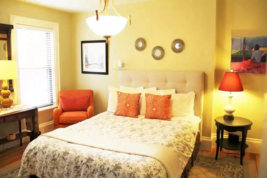 Queen Room with attached Bath Queen Room with attached Bath - *Penthouse Duplex* Close to center - Boston