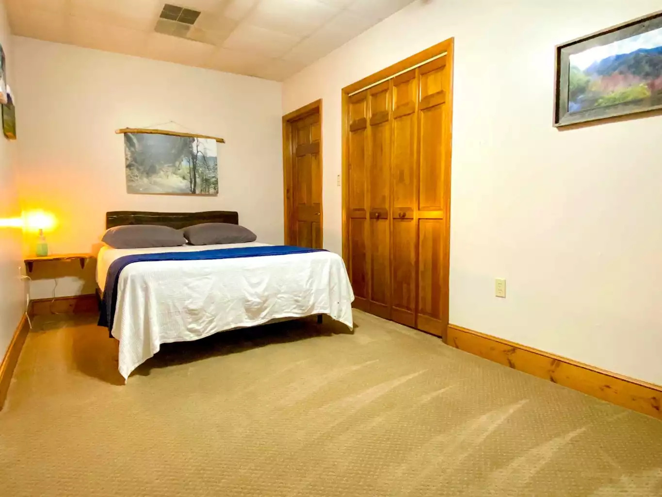 One of the most popular trails in the park, Alum Cave themed bedroom. This bedroom is for those who enjoying sleeping in! One of the most popular trails in the park, Alum Cave themed bedroom. This bedroom is for those who enjoying sleeping in! - The Hive Lodge - Whittier
