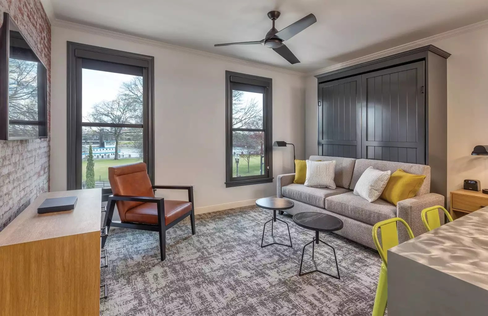 Living Area Living Area - Portland - Waterfront Park Resort Studio - Portland