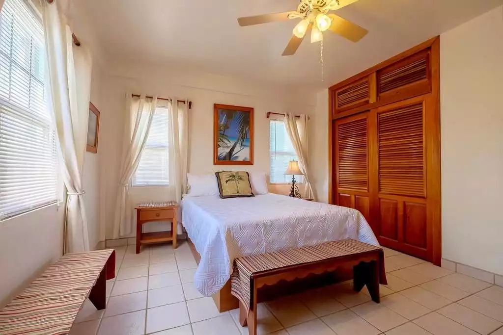 Master bedroom with queen bed & en suite bath Master bedroom with queen bed & en suite bath - B2, Sunset Beach Resort, San Pedro - San Pedro