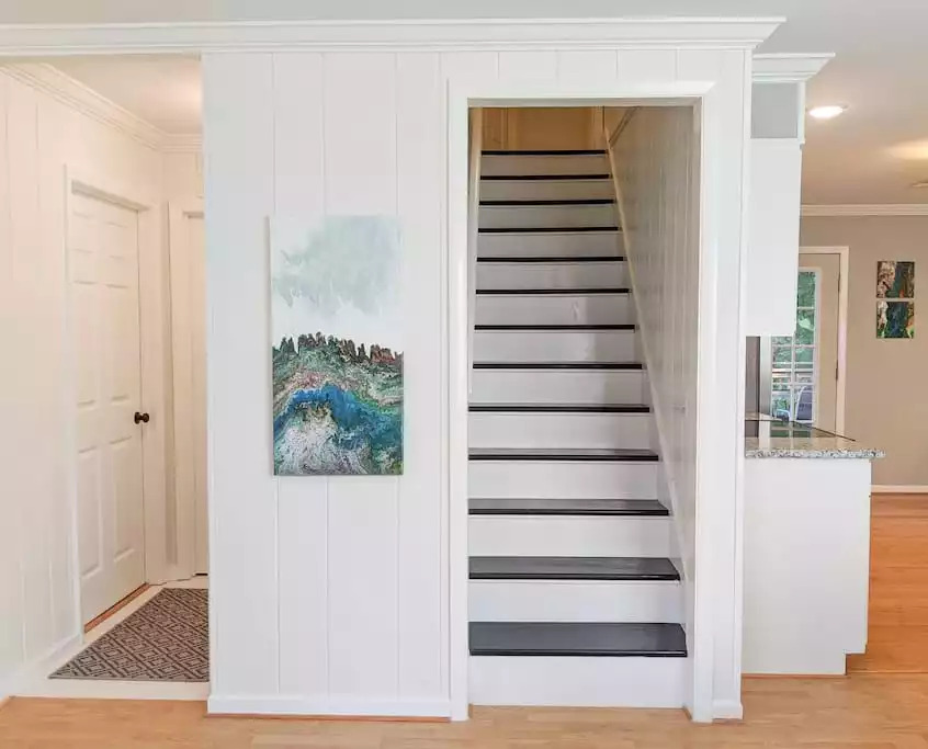 Main Level has 1 queen bed, 1 full bath and 1 half bath. 2nd Level has 1 queen bed and 2 twin xl beds. We have room for 6 people maximum. Main Level has 1 queen bed, 1 full bath and 1 half bath. 2nd Level has 1 queen bed and 2 twin xl beds. We have room for 6 people maximum. - Modern TN Farmhouse at Lake Chickamauga w/ WiFi - Decatur