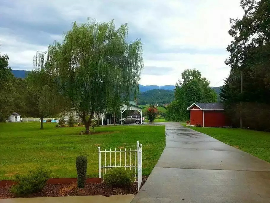 Stunning Smoky Mts Views
Across from Park entrance - Pigeon Forge Stunning Smoky Mts Views
Across from Park entrance - Pigeon Forge