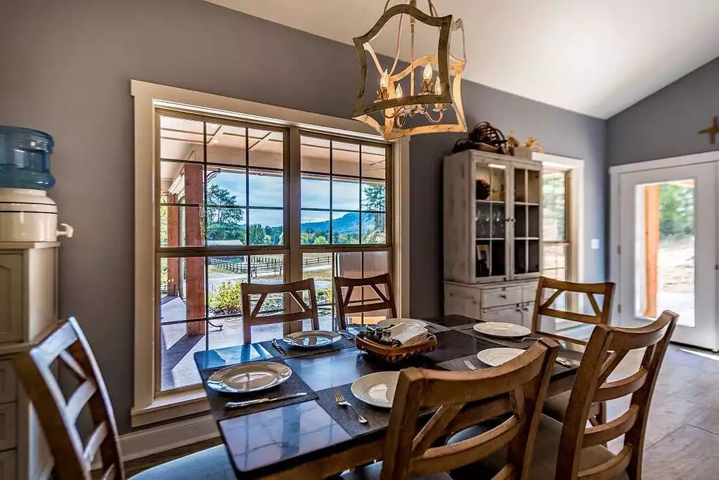 You even have a magnificent view of Fox Mountain while you're at the dining table! You even have a magnificent view of Fox Mountain while you're at the dining table! - Fox View Cottage - Rising Fawn