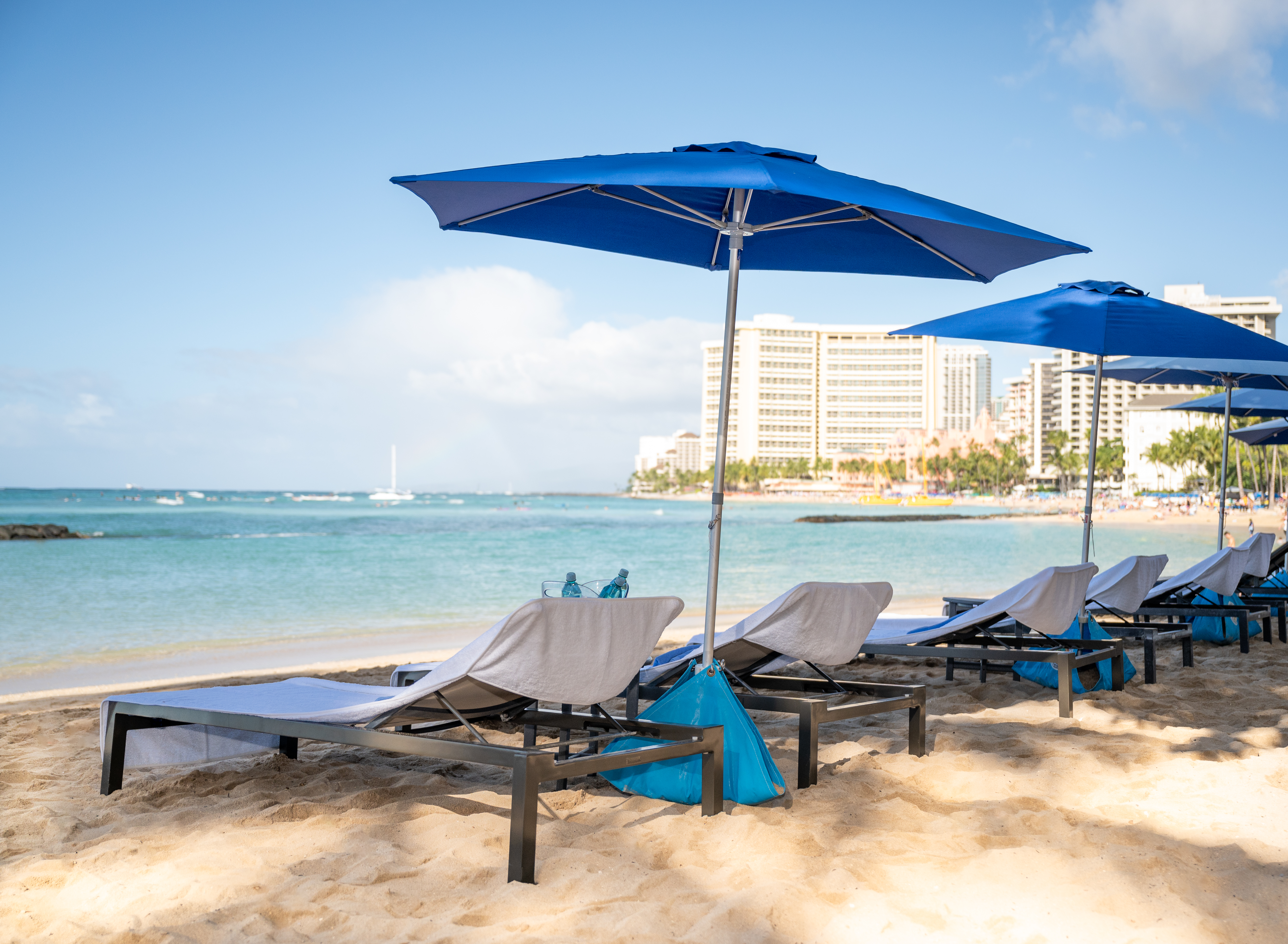 Queen's Arbor Beach Lounge Rentals: Day Pass Honolulu | ResortPass