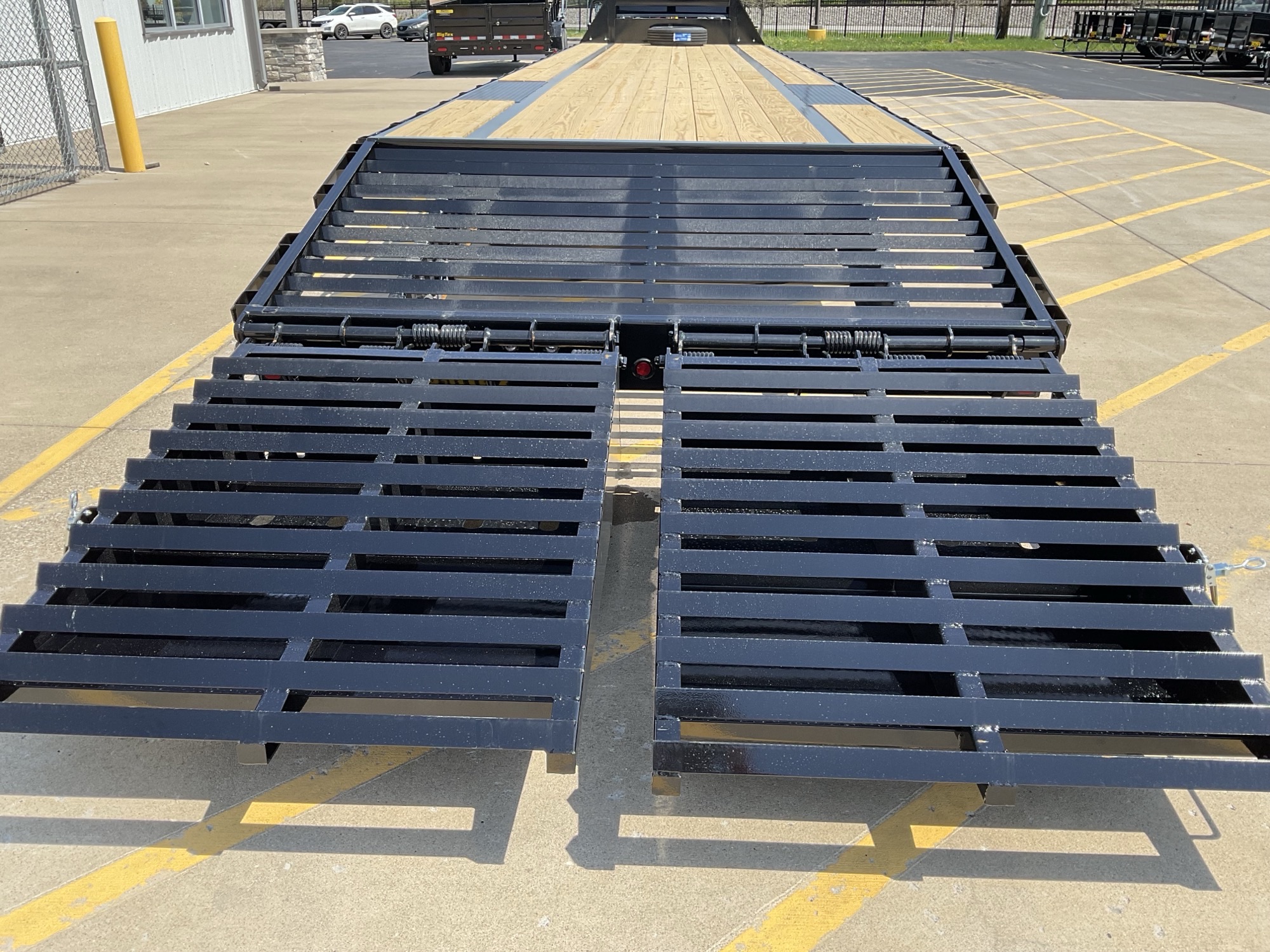 Big Tex 22GN, Gooseneck, 102" x 25', 23.9K, Dovetail, Mega Ramps Image 3