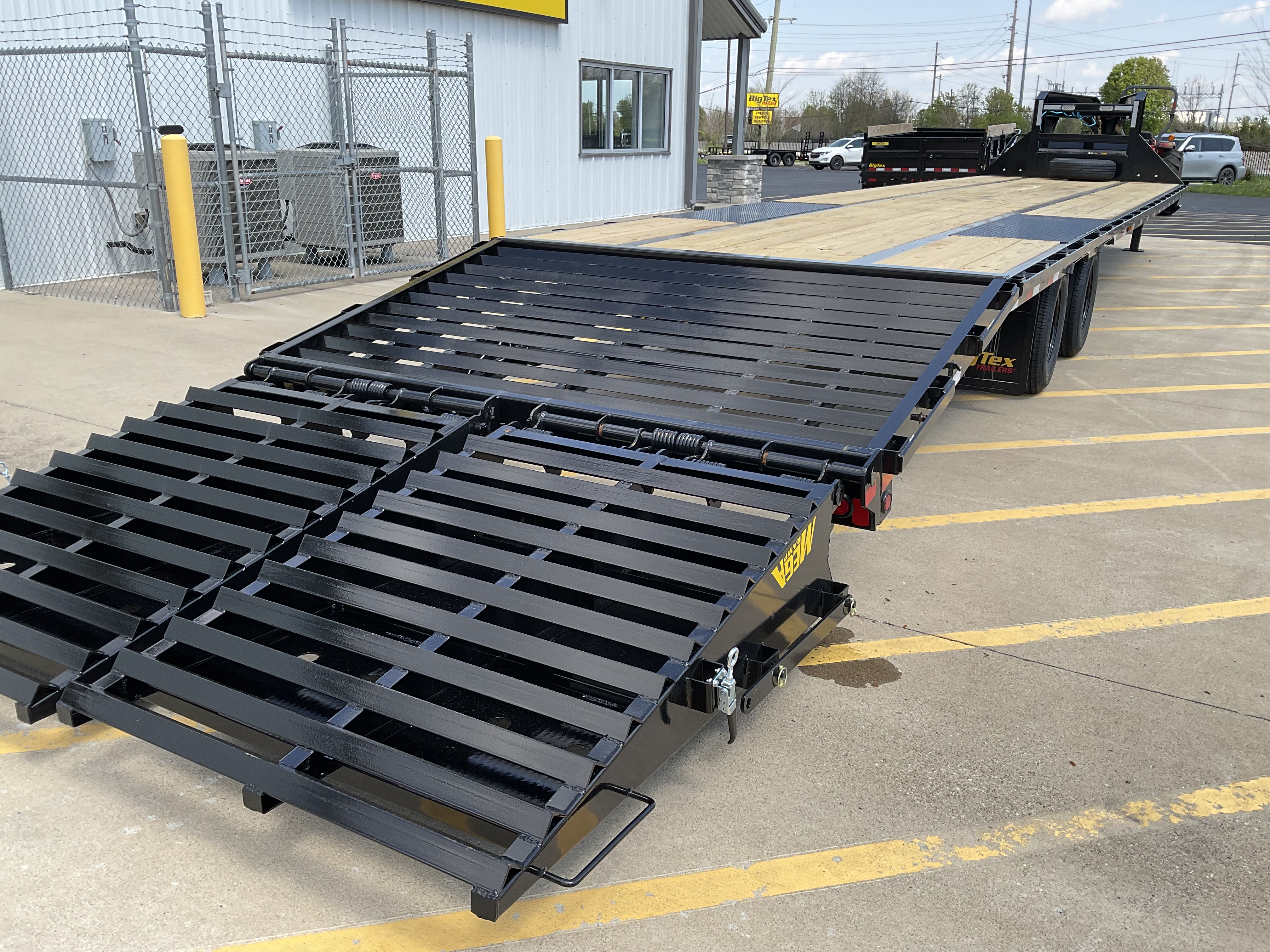 Big Tex 22GN, Gooseneck, 102" x 25', 23.9K, Dovetail, Mega Ramps Image 4