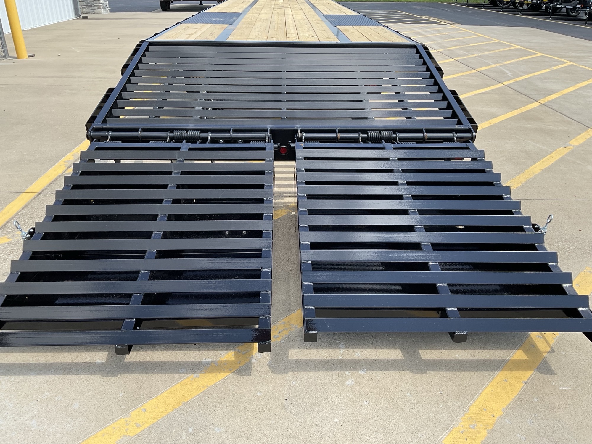 Big Tex 25GN, Gooseneck, 102" x 30', 25.9K, Dovetail, Mega Ramps Image 3