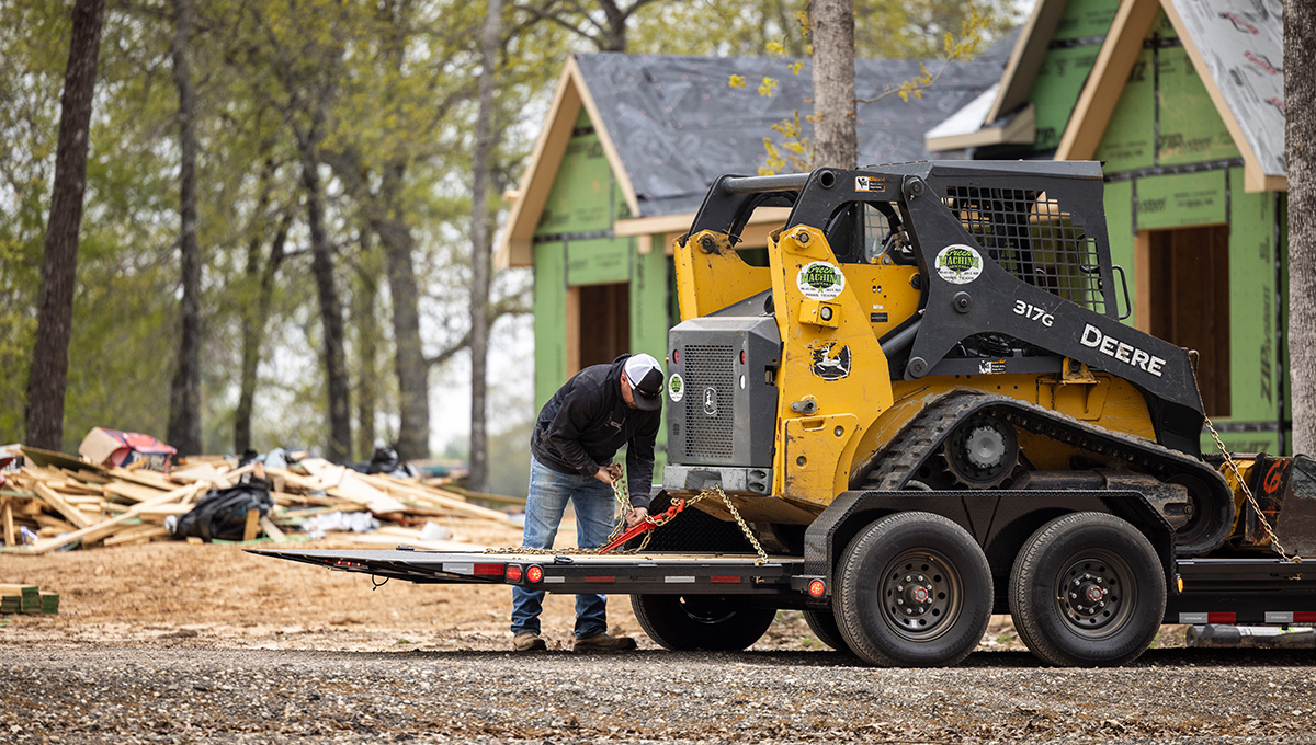 PJ TRAILERS TJ22 PJ 22X82G EB2 SMST TILT 6 PLT FORM 8K 14PLY TORSION BLACK Image 2