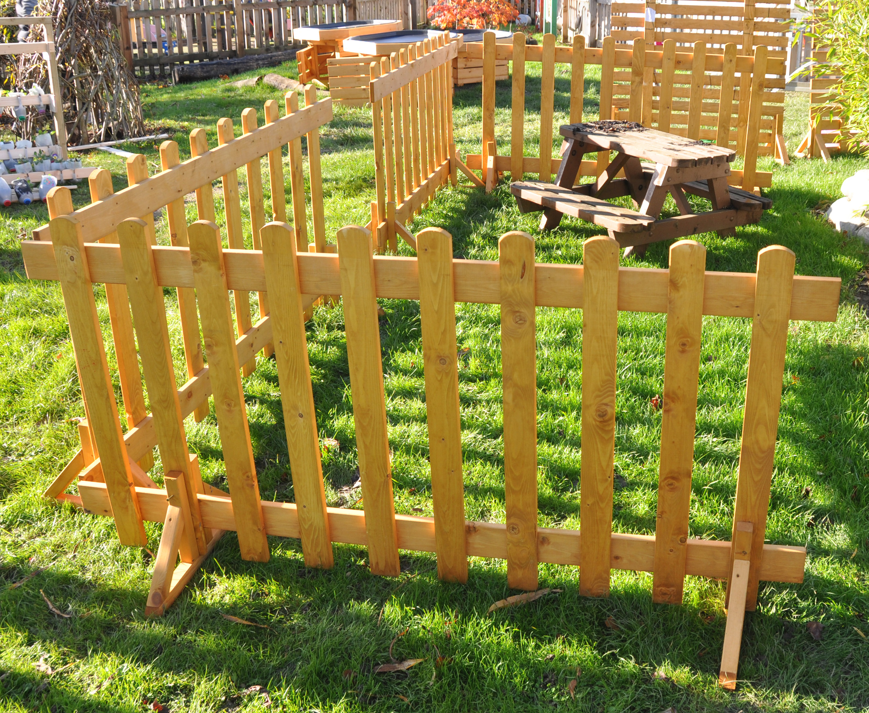 Self-standing Picket Fences