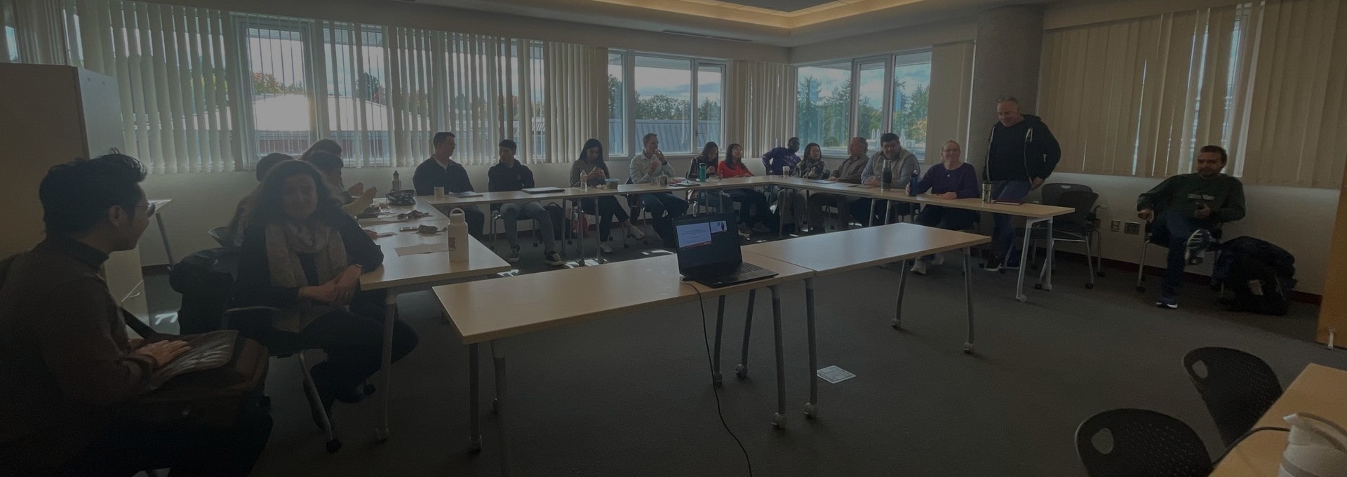 Portada de Noticia Profesora Andrea Lazarte fortalece la colaboración académica internacional como profesora visitante en la University of Victoria (Canadá)