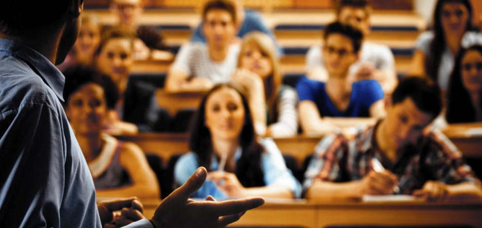 Docentes dando clases a alumnos en Centrum PUCP