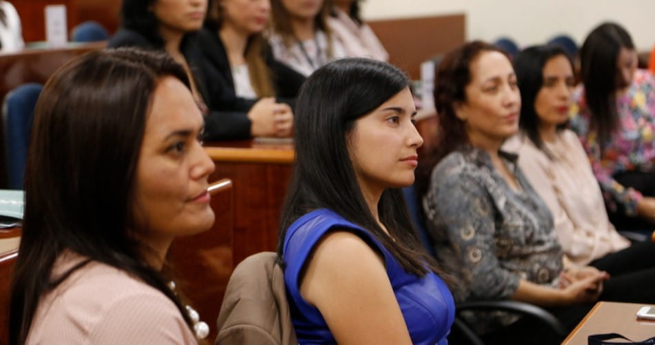 alumnos recibiendo clases en aula Centrum PUCP