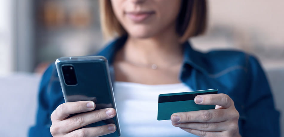 Persona pagando su curso internacional por medios digitales.