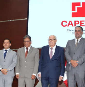 Foto de la nota de reconocimiento a Julio Velarde por CAPECO