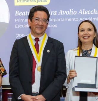 Foto de nota de reconocimiento a primeras mujeres como autoridades PUCP