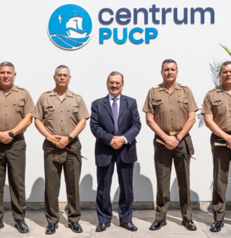 Foto de altos oficiales del ejército del Perú en Centrum PUCP