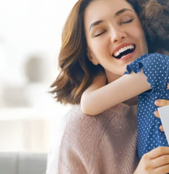 Nota del día de las madres 2026. Madre abrazando a su hija.