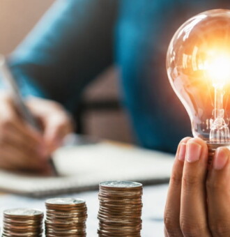 Foto de contador con un foco que representa innovación
