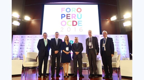Foto de evento de foro de OCDE.
