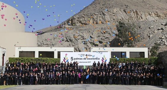 Trabajadores celebrando obtención de 5 palmas de excelencia de Eduniversal.