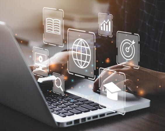 Hombre frente a laptop. Aprendizaje fluido Centrum PUCP.