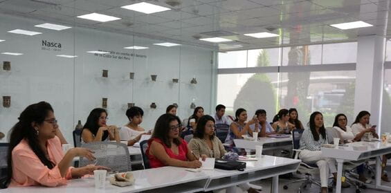 Estudiantes femeninas en aula Centrum PUCP.