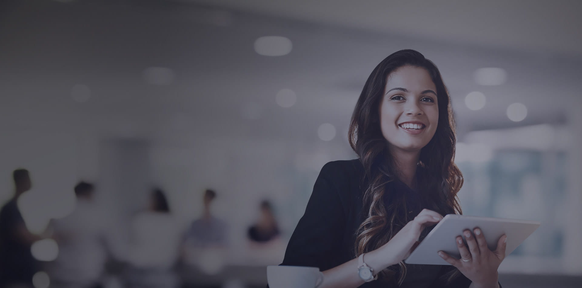 Mujer con formulario de admisión
