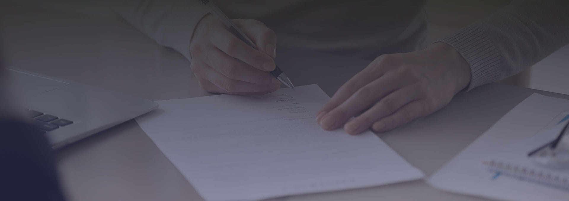 Persona firmando la aceptación de la normativa.