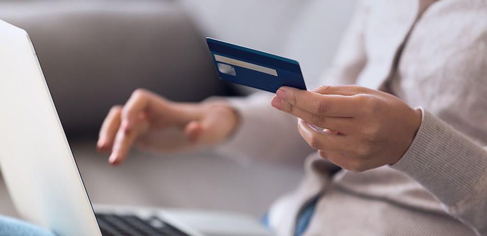 Persona realizando pago virtual al contado