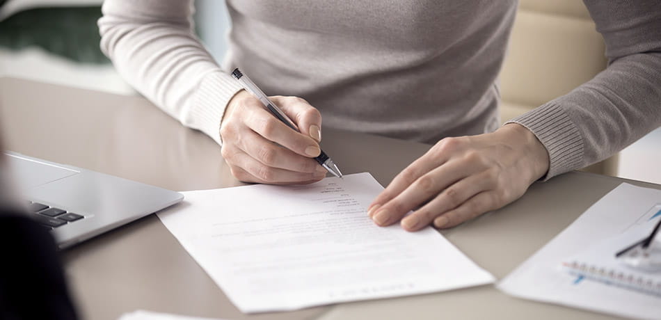 Persona firmando el conocimiento y aceptación de la normativa.