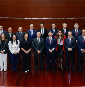 Foto de graduación de promoción XV de MDD en auditorio Centrum PUCP